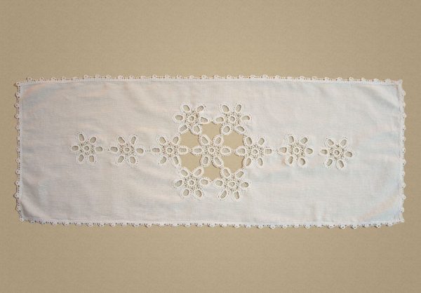 table-runner with hand-knitt lace