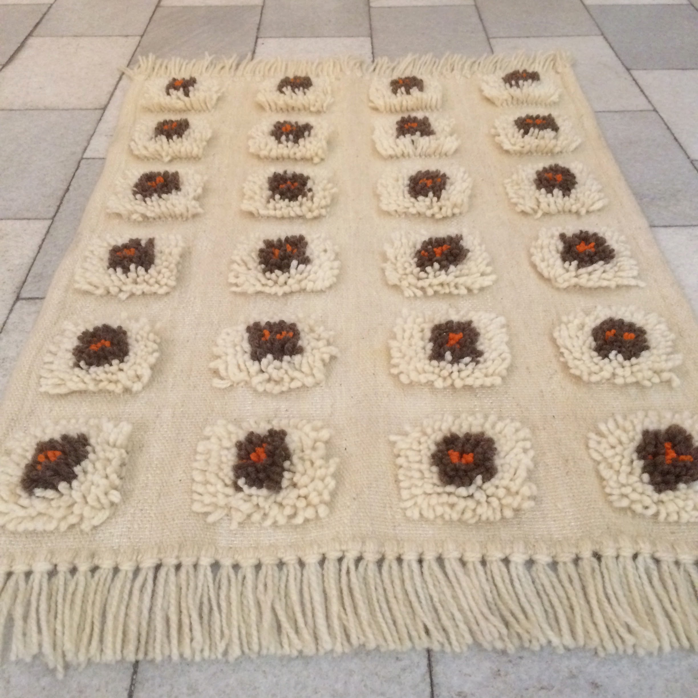 Small brown/white rug with outlet shaggy squares